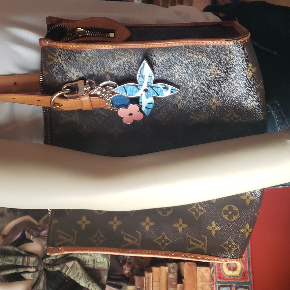 LV ACCESSORIES